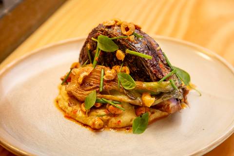 Seleção de pratos gourmet e finger foods servidos no evento Westwing com influenciadores digitais no Clandestina Restaurante em São Paulo, evidenciando a curadoria gastronômica exclusiva e o requinte do banquete.'