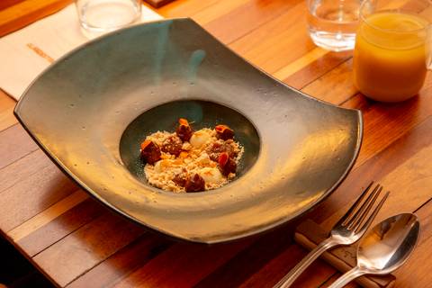 Seleção de pratos gourmet e finger foods servidos no evento Westwing com influenciadores digitais no Clandestina Restaurante em São Paulo, evidenciando a curadoria gastronômica exclusiva e o requinte do banquete.'