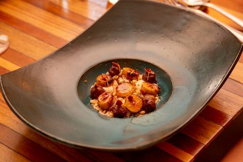 Seleção de pratos gourmet e finger foods servidos no evento Westwing com influenciadores digitais no Clandestina Restaurante em São Paulo, evidenciando a curadoria gastronômica exclusiva e o requinte do banquete.'