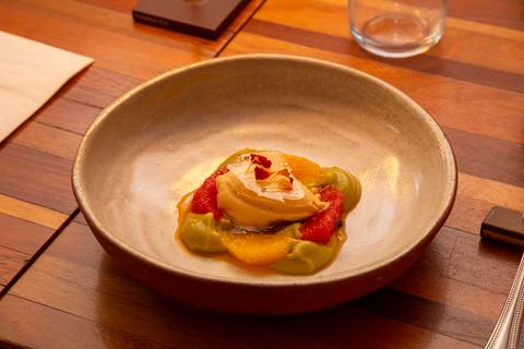 Seleção de pratos gourmet e finger foods servidos no evento Westwing com influenciadores digitais no Clandestina Restaurante em São Paulo, evidenciando a curadoria gastronômica exclusiva e o requinte do banquete.'