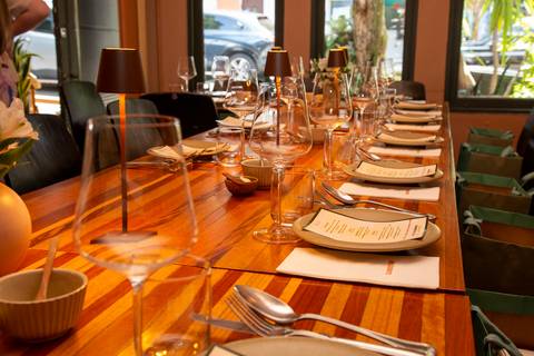 Clandestina Restaurante em São Paulo com decoração especial para o evento Westwing, exibindo mobiliário elegante, arranjos florais e iluminação ambiente que criam uma atmosfera sofisticada para influenciadores digitais.'