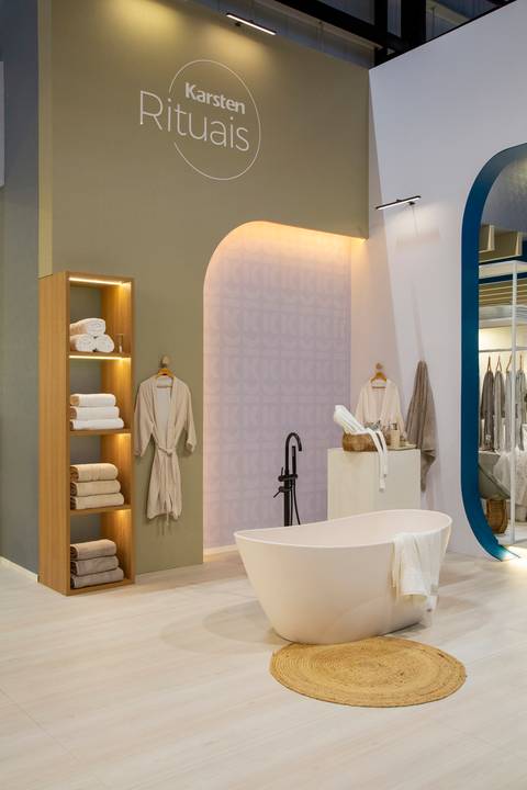 Decoração completa de banheiro no estande da Karsten na ABUP Show 2025 no Distrito Anhembi, com banheira elegante, toalhas de alta qualidade e produtos de banho, inspirando design e conforto para o ambiente'