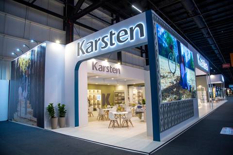 Estande da Karsten na ABUP Show 2025 no Distrito Anhembi, visto de fora, exibindo o design convidativo e a identidade visual da marca no evento'