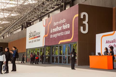 Entrada do Portão 3 do Distrito Anhembi em São Paulo, com sinalização para a ABUP Show 2025, indicando o acesso ao evento de design e decoração '