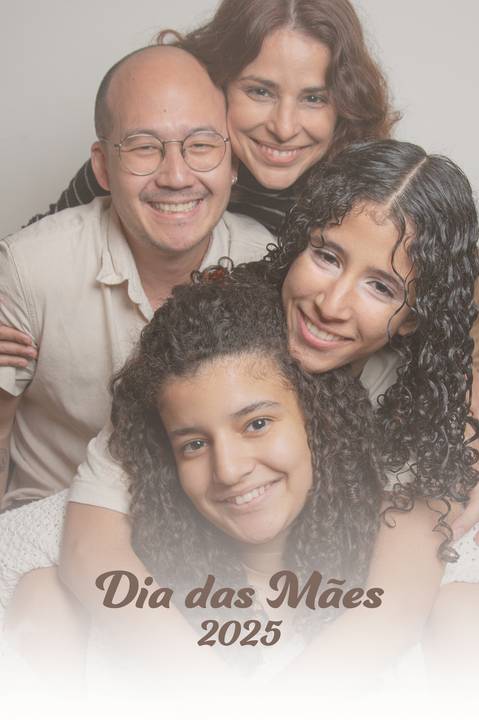 Capa de álbum de ensaio Dia das Mães 2025 com mãe no topo, pai abaixo dela, e filhas abraçadas com uma abaixo do sofá, em arranjo familiar criativoas Mães em ensaio de família em SP'
