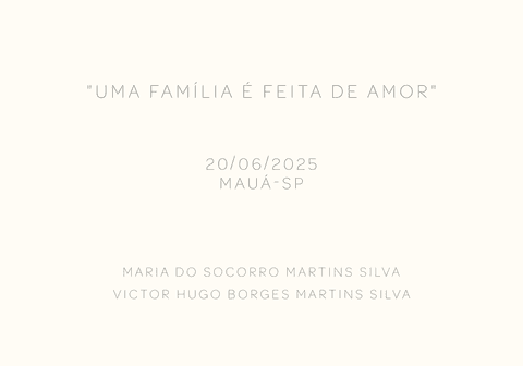 Primeira página de álbum de fotos branca, com texto em preto 'Uma família é feita de amor', data 20/06/2025, Mauá-SP, e nomes da mãe e do filho, marcando o início da história familiar'