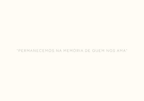 Última página de álbum de fotos com fundo branco e a frase inspiradora em preto 'Permanecemos na memória de quem nos ama', transmitindo uma mensagem de afeto e legado familiar'