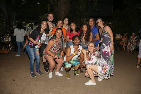 Grupo de participantes do evento posando para uma foto, com sorrisos e expressões de diversão, no ambiente da Ninfa Flores. (reFestança, São Paulo) fotografia Bruno Arita'