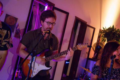 Guitarrista da banda Madressilva em destaque, concentrado enquanto toca seu instrumento durante a apresentação. (reFestança, São Paulo) fotografia Bruno Arita'
