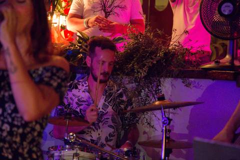 Baterista da banda Madressilva em destaque, em meio à sua bateria, ritmando a música com energia. (reFestança, São Paulo) fotografia Bruno Arita'
