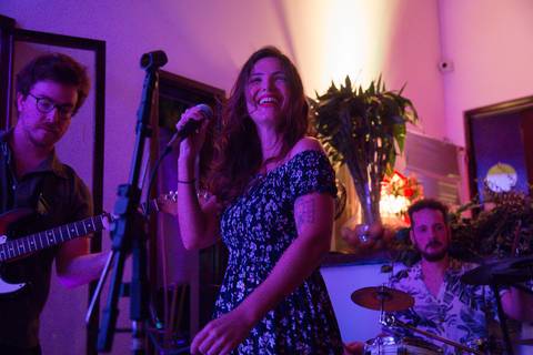 Vocalista da banda Madressilva sorrindo em um momento descontraído e carismático durante a apresentação no reFestança. (reFestança, São Paulo) fotografia Bruno Arita'