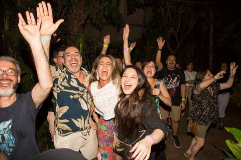 Público na área externa do evento, cantando e pulando com entusiasmo, demonstrando a alegria e a energia da celebração. (reFestança, São Paulo) fotografia Bruno Arita'