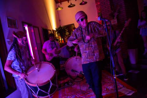 Banda Ciência de Chico se apresentando no palco, com todos os membros em ação, trazendo sua energia para o reFestança. (reFestança, São Paulo) fotografia Bruno Arita'