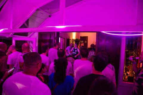 Público engajado e animado acompanhando a apresentação da banda Ciência de Chico, com foco nas reações e interações da plateia. (reFestança, São Paulo) fotografia Bruno Arita'