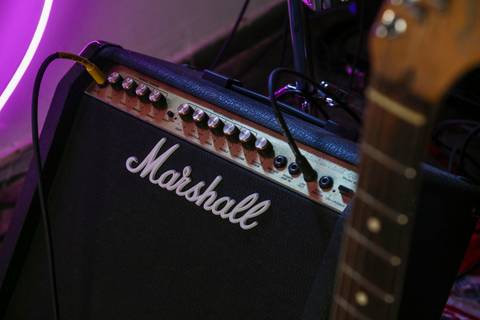 Amplificador de guitarra da marca Marshall em destaque, posicionado no palco ou área de som do evento. (reFestança, São Paulo) fotografia Bruno Arita'