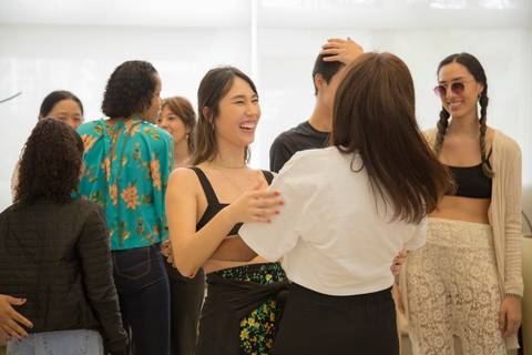 Familiares sorrindo e interagindo entre si, em uma cena que transmite a alegria e a proximidade dos laços familiares na celebração de 74 anos de Reiko.'
