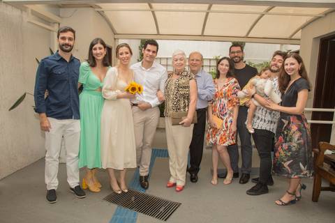 Casal Ana e Leonardo posando para uma foto em grupo com todos os familiares e amigos presentes, registrando a celebração completa do casamento civil'