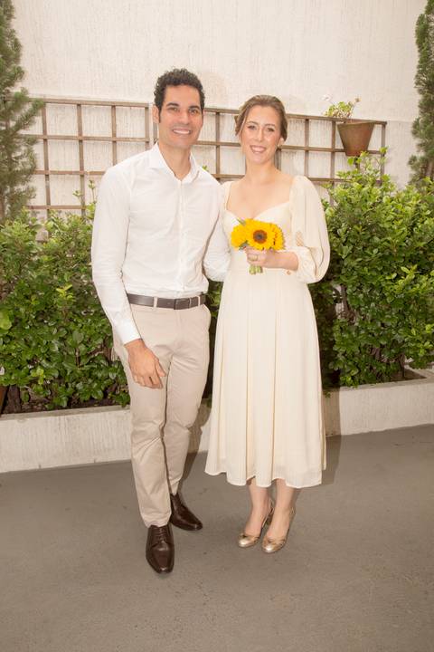 Casal Ana e Leonardo posando para foto após a cerimônia de casamento civil no 28º Cartório Jardim Paulista, com alegria e satisfação'