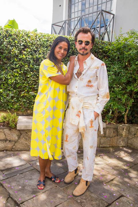 Alexandra Loras posando para foto com um convidado na área externa do Instituto do Protagonismo Feminino'