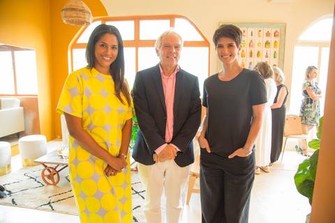 Foto posada de Alexandra Loras, a jornalista Mariana Godoy e um convidado, juntos no evento de inauguração'
