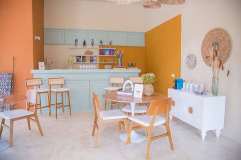 Copa e cozinha do novo espaço do Instituto do Protagonismo Feminino, com decoração moderna e funcional.'