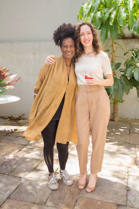 Duas convidadas sorrindo e posando para foto juntas na área externa do Instituto do Protagonismo Feminino'