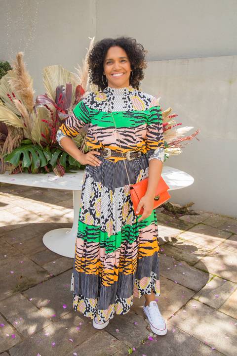 Convidada sorrindo e posando para foto na área externa do Instituto do Protagonismo Feminino'