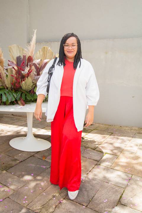 Convidada em momento descontraído posando para foto na área externa do Instituto do Protagonismo Feminino'