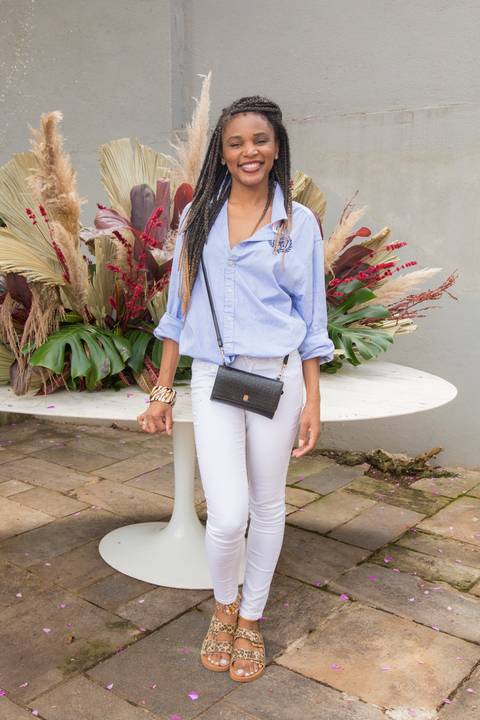 Convidada posando com elegância na área externa do Instituto do Protagonismo Feminino'