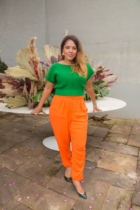 Convidada posando para foto na área externa do Instituto do Protagonismo Feminino, em um registro do dia'