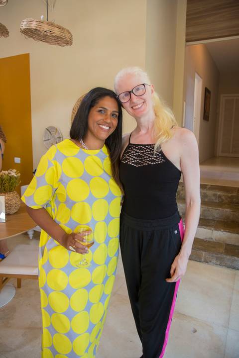 Alexandra Loras posando para foto com uma convidada na parte interna do Instituto do Protagonismo Feminino'