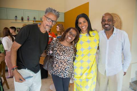 Alexandra Loras posando para foto com um grupo de convidados na parte interna do Instituto do Protagonismo Feminino'