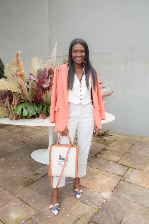 Convidada posando individualmente para foto na área externa do Instituto do Protagonismo Feminino'