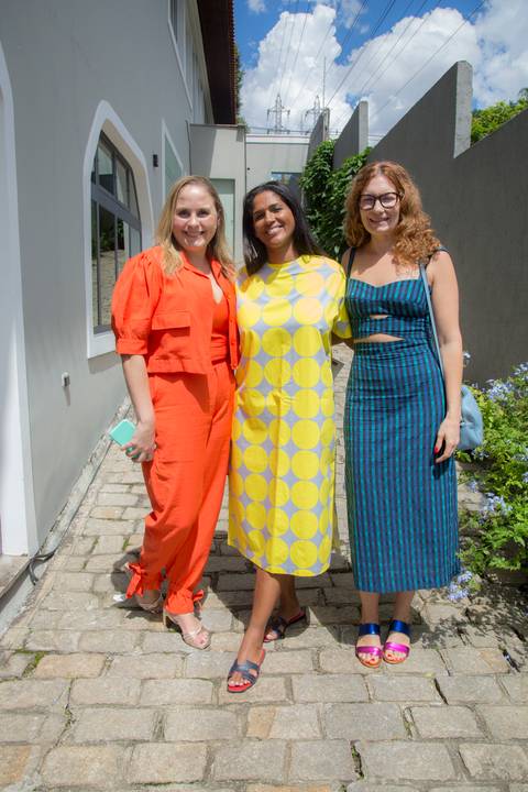Alexandra Loras posando para foto com duas convidadas na parte externa do Instituto do Protagonismo Feminino, em um momento de celebração'