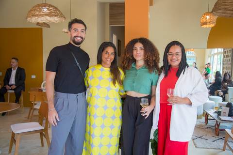 Alexandra Loras posando para foto com participantes sorridentes na inauguração do Instituto do Protagonismo Feminino'