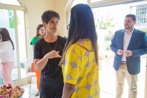 A jornalista Mariana Godoy, convidada do evento, conversando com Alexandra Loras na inauguração do Instituto do Protagonismo Feminino'
