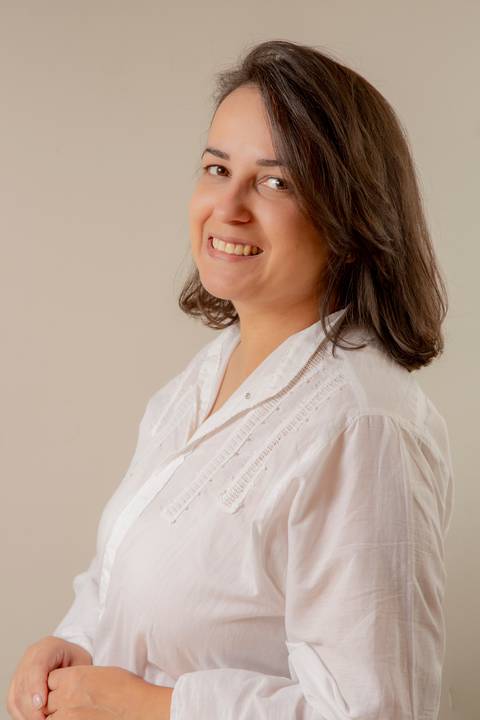 Retrato da mãe (camisa branca e jeans) em pose elegante e natural, destacando sua beleza e serenidade. (Ensaio de Família, São Paulo, Fotógrafo Bruno Arita)'