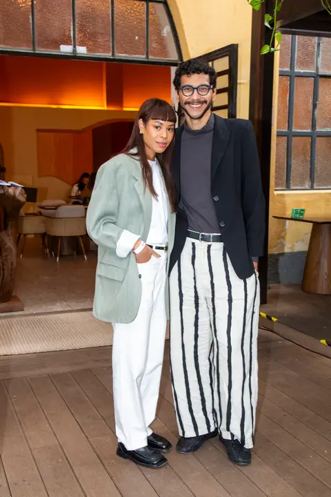 participantes posando para uma foto em um dos ambientes elegantes do brunch da Casa Riachuelo na CASACOR São Paulo 2025. (Evento Casa Riachuelo CASACOR 2025, São Paulo, Fotos Bruno Arita)'