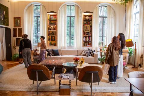 Participantes na sala do espaço Casa Riachuelo, observando atentamente a arquitetura e os detalhes do design de interiores na CASACOR São Paulo 2025. (Evento Casa Riachuelo CASACOR 2025, São Paulo, Fotos Bruno Arita)'