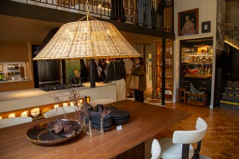 Mesa de jantar e cozinha moderna ao fundo, integradas no espaço da Casa Riachuelo na CASACOR São Paulo 2025, mostrando a funcionalidade e o estilo. (Evento Casa Riachuelo CASACOR 2025, São Paulo, Fotos Bruno Arita)'