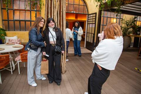 Participantes tirando fotos instantâneas com uma câmera Instax para levar como recordação do brunch exclusivo da Casa Riachuelo na CASACOR São Paulo 2025. (Evento Casa Riachuelo CASACOR 2025, São Paulo, Fotos Bruno Arita)'