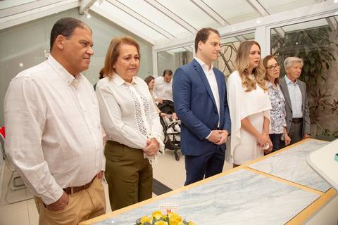 O casal de noivos no centro, com os padrinhos ao lado, durante a cerimônia de casamento civil. (Casamento Civil, São Paulo, Fotógrafo Bruno Arita)'