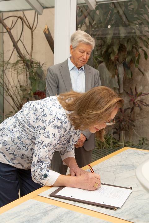 Plano detalhe de uma madrinha assinando a certidão de casamento, em um momento de testemunho. (Casamento Civil, São Paulo, Fotógrafo Bruno Arita)'