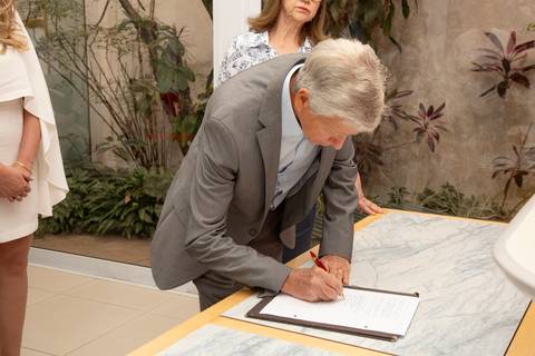 Padrinho assinando os documentos no cartório. (Casamento Civil, São Paulo, Fotógrafo Bruno Arita)'