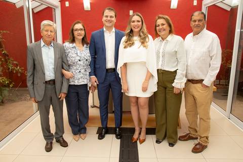 Foto posada dos noivos com seus pais, em um registro clássico e familiar após o casamento civil. (Casamento Civil, São Paulo, Fotógrafo Bruno Arita)'