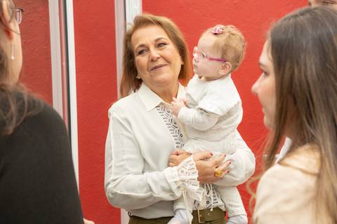 Convidada segurando um bebê no colo, em um momento de descontração no evento. (Casamento Civil, São Paulo, Fotógrafo Bruno Arita)'