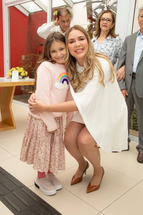Noiva posando para uma foto com uma criança, em um registro de carinho e afeto. (Casamento Civil, São Paulo, Fotógrafo Bruno Arita)'