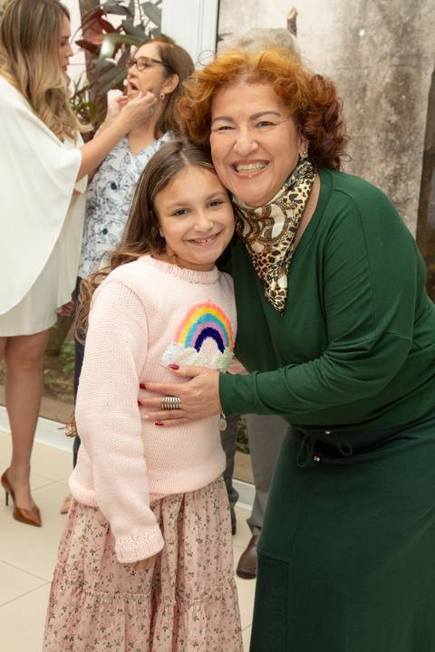 Convidada posando para uma foto com uma criança. (Casamento Civil, São Paulo, Fotógrafo Bruno Arita)'