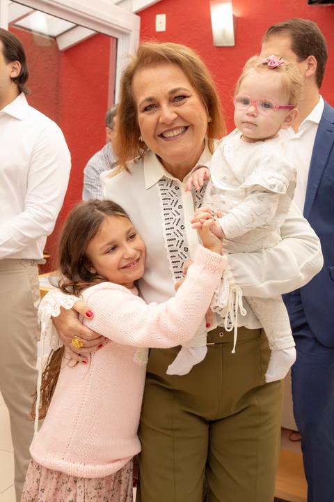 Convidada posando para uma foto com uma criança e um bebê no colo, em um registro de família. (Casamento Civil, São Paulo, Fotógrafo Bruno Arita)'