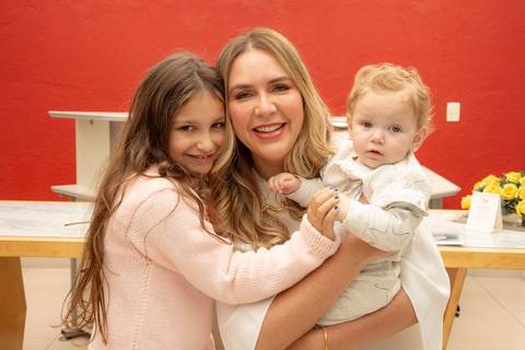 Noiva posando para uma foto com uma criança e um bebê no colo, em um momento de celebração com os pequenos. (Casamento Civil, São Paulo, Fotógrafo Bruno Arita)'